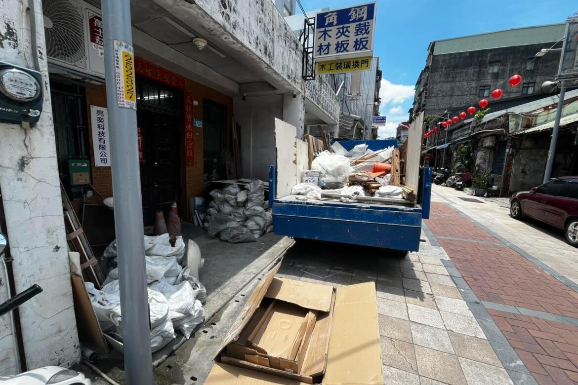 店家地下室嚴重淹水：緊急拆除隔間並快速清理現場