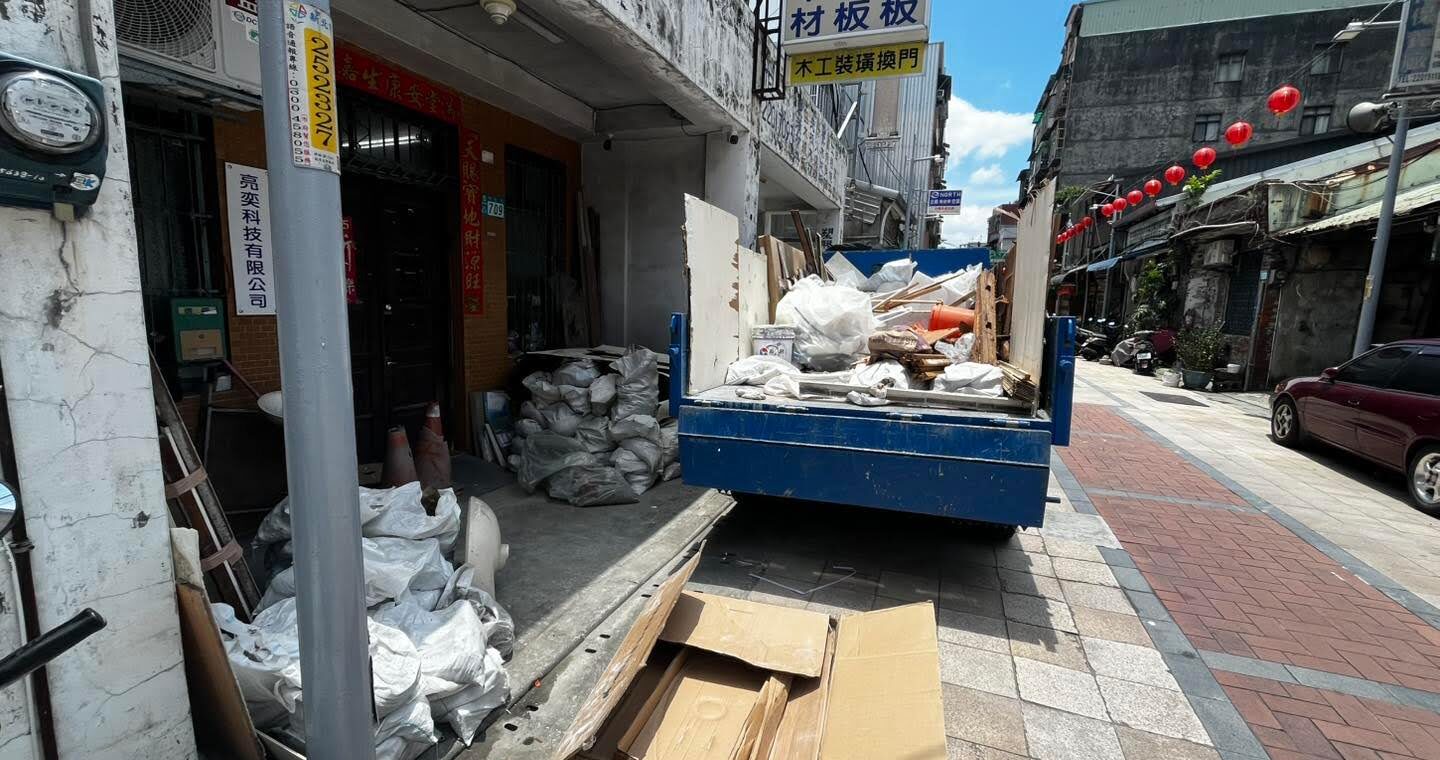 店家地下室嚴重淹水：緊急拆除隔間並快速清理現場